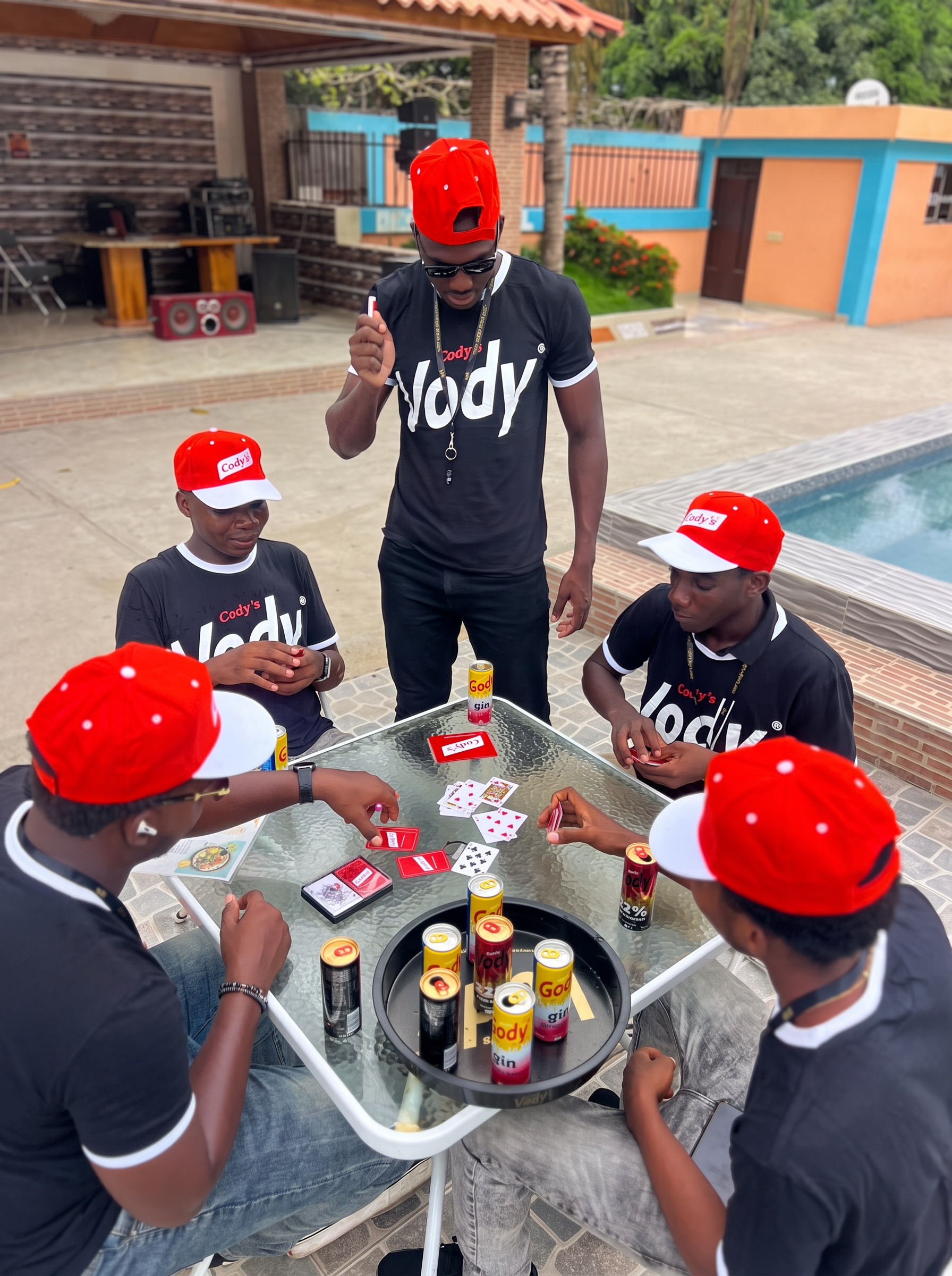Moment partagé autour d’une table en Haïti